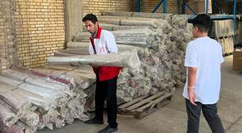 اهدای ۵۰۰ تخته زیرانداز طرح فرش به خانواده‌های نیازمند با مشارکت خیرین و داوطلبان هلال‌احمر اصفهان