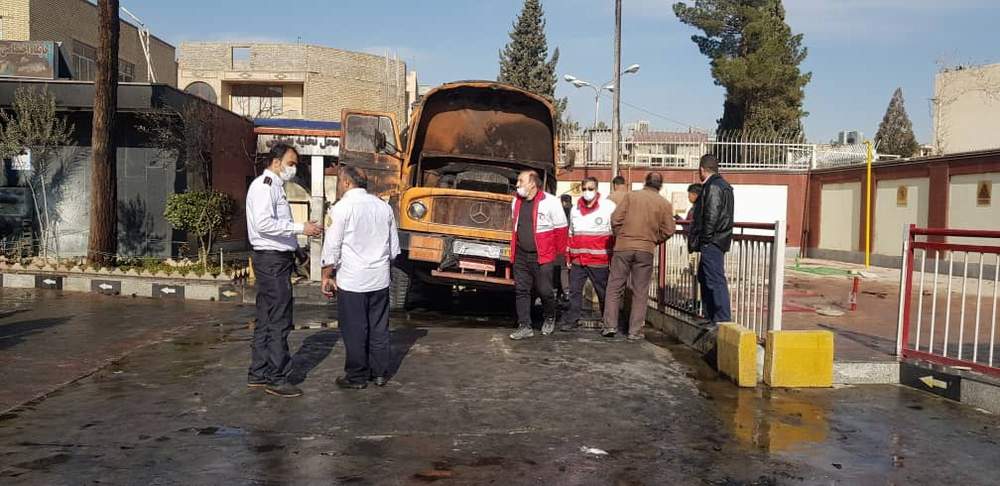 حضور امدادگران جمعیت هلال احمر در حادثه آتش سوزی تانکر بنزین در جایگاه سوخت خمینیشهر