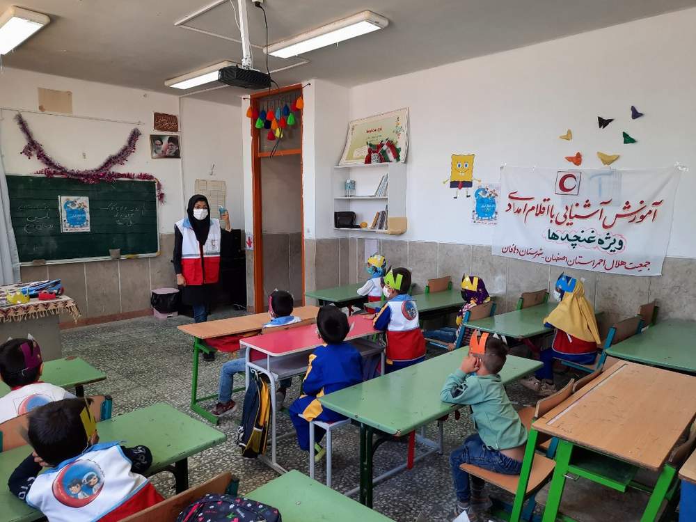 حال خوش کودکی با غنچه های هلال دهاقان