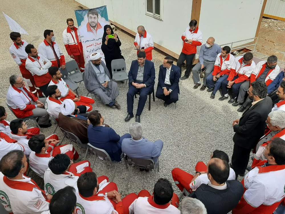 نشست صمیمی رییس جمعیت هلالاحمر با نجاتگران پایگاه امدادی مهربین خمینی شهر